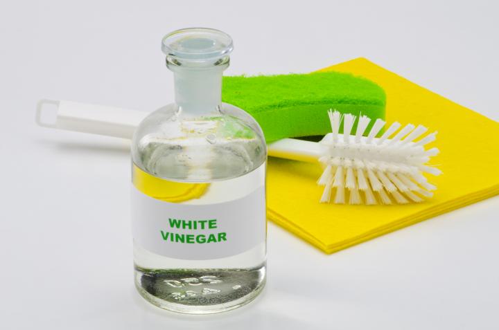 How To Clean Your Kitchen and Bathroom with White Vinegar